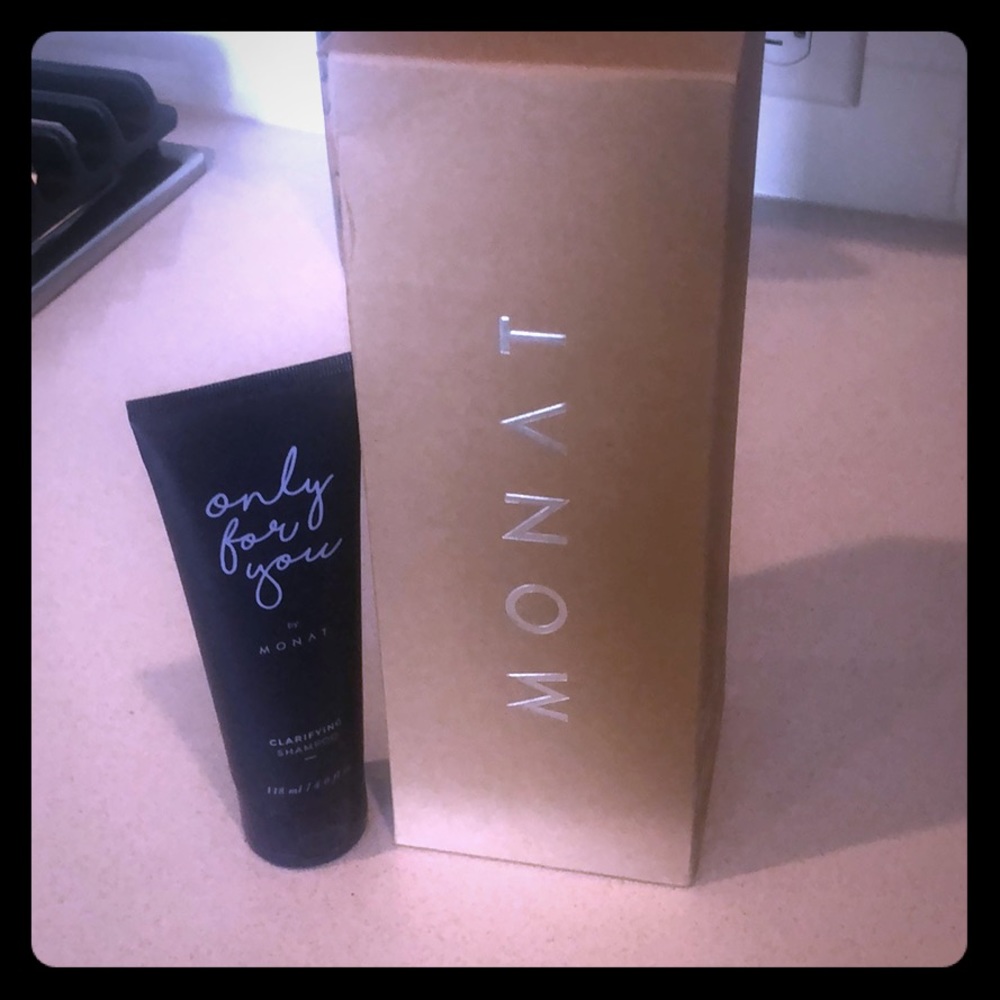 Sealed Monat hydration system and clarifying shamp
